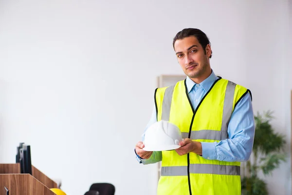 Jeune architecte masculin travaillant dans le bureau — Photo