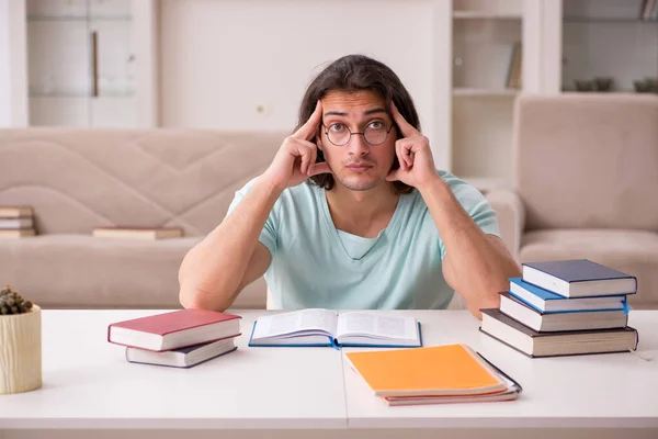 Giovane studente maschio preparazione per gli esami a casa — Foto Stock