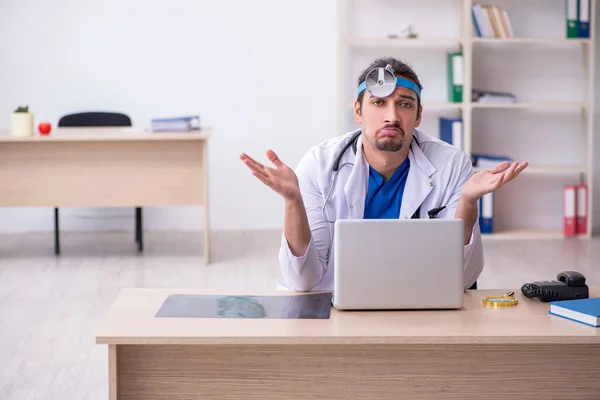 Jonge mannelijke arts werkzaam in de kliniek — Stockfoto