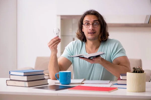 Jeune étudiant masculin se préparant aux examens à la maison — Photo