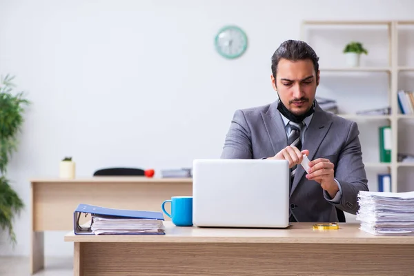 Ung manlig anställd i självkarantän koncept — Stockfoto