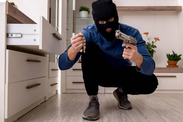 男子抢劫犯从房子里偷走值钱的东西 — 图库照片