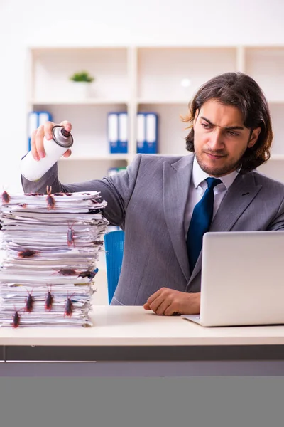 Junge männliche Angestellte und zu viele Kakerlaken im Büro — Stockfoto