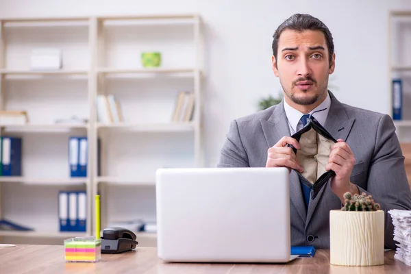 Jonge mannelijke werknemer werkzaam in het kantoor — Stockfoto