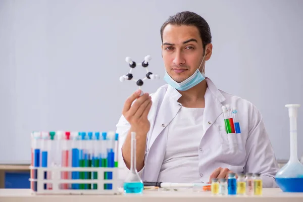 Jeune chimiste masculin travaillant dans le laboratoire — Photo