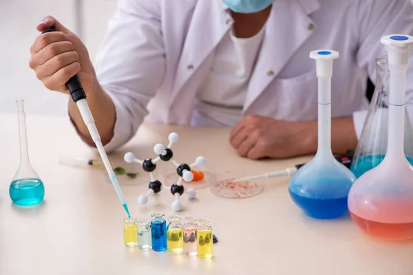 Joven químico masculino trabajando en el laboratorio —  Fotos de Stock