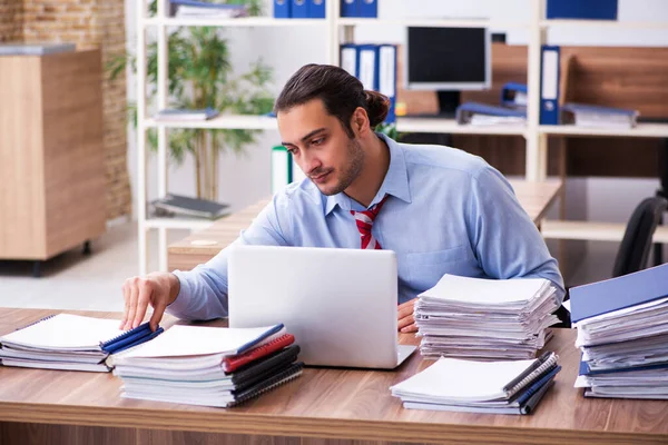 Giovane dipendente maschio infelice con il lavoro eccessivo — Foto Stock