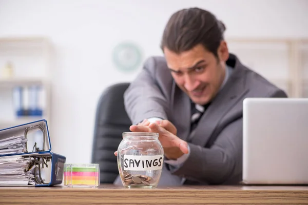 Junge männliche Mitarbeiter im Rentenkonzept am Arbeitsplatz — Stockfoto