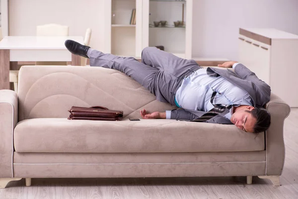 Cansado jovem empresário chegando em casa depois do dia de trabalho — Fotografia de Stock