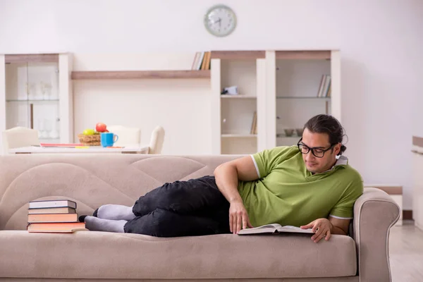 Joven estudiante masculino preparándose para los exámenes en casa — Foto de Stock