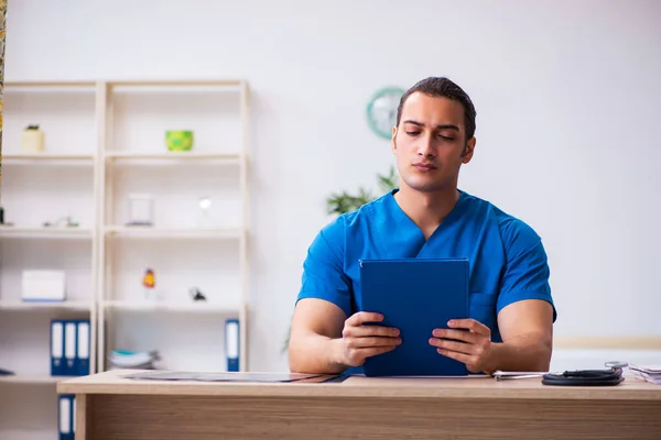 Joven médico masculino que trabaja en la clínica —  Fotos de Stock