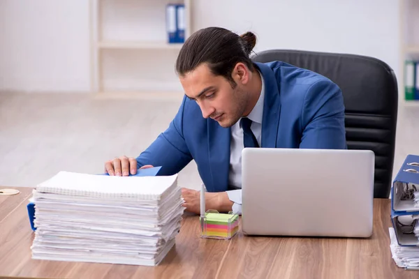 Giovane dipendente maschio infelice con il lavoro eccessivo — Foto Stock