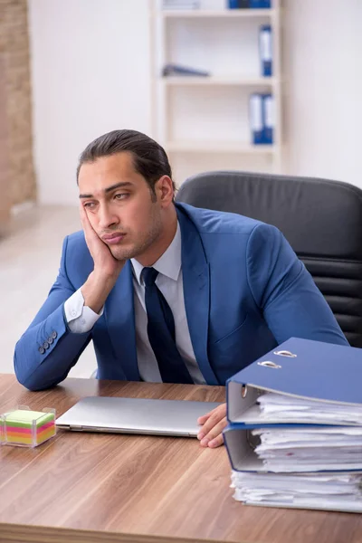 Junge männliche Mitarbeiter unzufrieden mit exzessiver Arbeit — Stockfoto