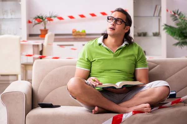 Junge männliche Studenten studieren zu Hause in Selbstisolierung Konzept — Stockfoto