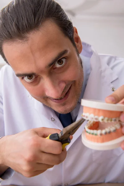 Jovem médico estomatologista trabalhando na clínica — Fotografia de Stock