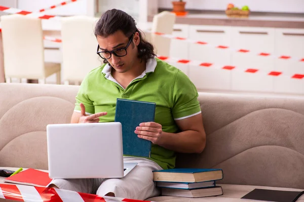 Ung manlig student studerar hemma i självisolering koncept — Stockfoto