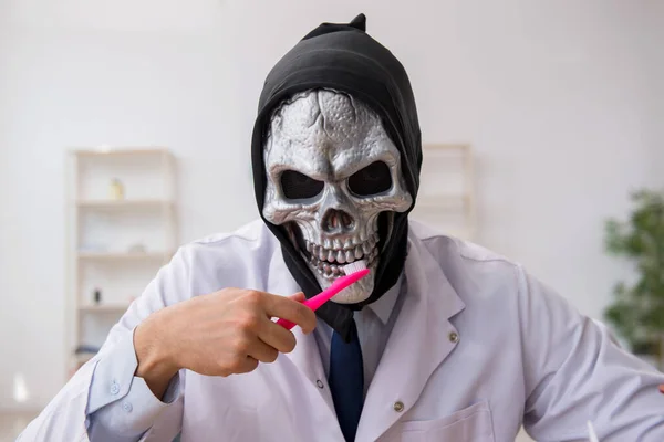 Djävulsk läkare stomatolog arbetar på kliniken — Stockfoto