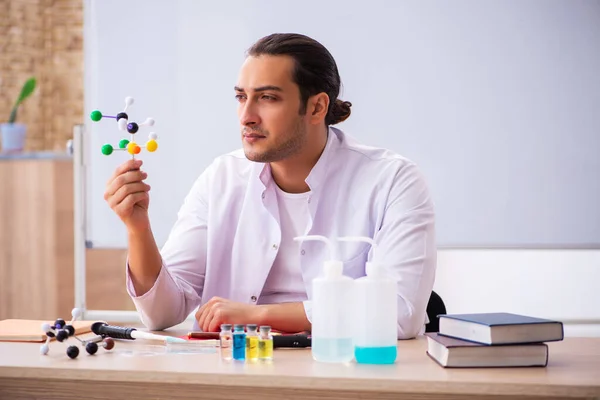 Молодий вчитель хімії чоловіків у класі — стокове фото