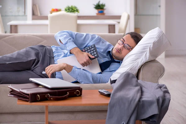 Empregado de empresário cansado que trabalha em casa — Fotografia de Stock