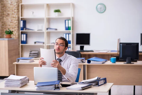 Giovane dipendente maschio infelice con il lavoro eccessivo — Foto Stock