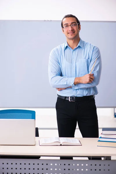 Joven profesor guapo delante de la pizarra — Foto de Stock