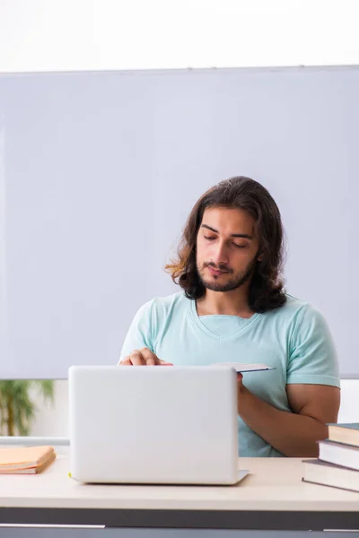 Jonge mannelijke student bereidt examens in teleonderwijs voor — Stockfoto