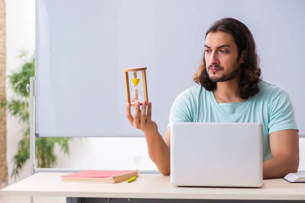 Ung manlig student förbereder sig för tentor i time management concep — Stockfoto