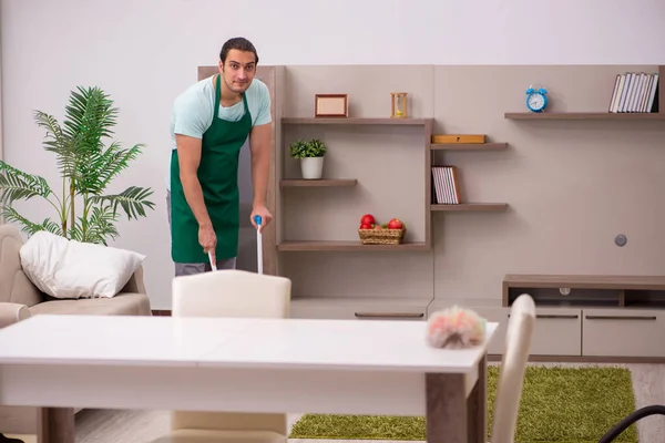 Jonge mannelijke aannemer schoonmaken van het huis — Stockfoto