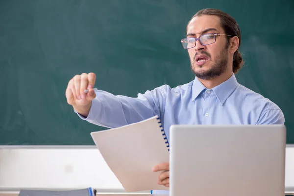 Junge männliche Lehrer im Klassenzimmer in Tele-Education-Konzept — Stockfoto