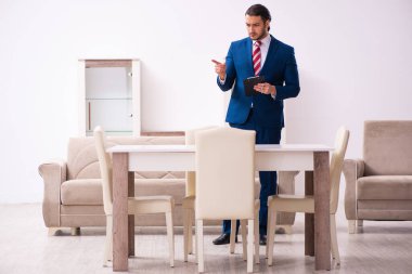 İçeride çalışan yakışıklı erkek emlakçı.