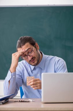 Sınıftaki genç hasta erkek öğretmen.