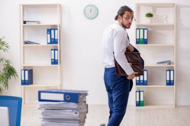 Genç işadamı ofisteki aşırı işten memnun değil.