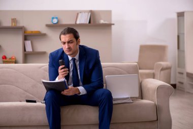 Salgın konsepti için evden çalışan genç erkek çalışanlar.