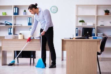 Salgın sırasında genç erkek çalışan temizlik ofisi