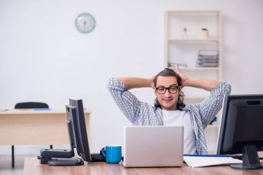 Ofiste çalışan genç bir erkek.