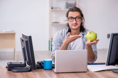 Ofiste çalışan genç bir erkek.