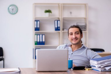 Ofiste çalışan genç bir muhasebeci.