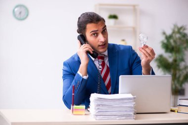 Ofiste çalışan genç bir erkek.