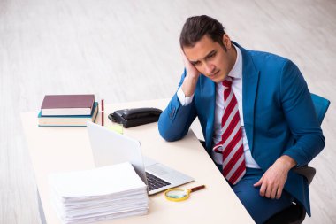 Ofiste çalışan genç bir erkek.