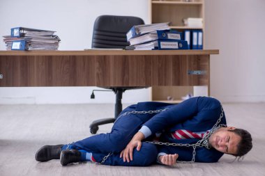 Zincirli erkek çalışanlar ofiste aşırı çalışmaktan memnun değiller.