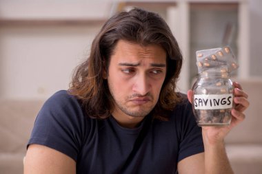 Evde acı çeken genç hasta adam.