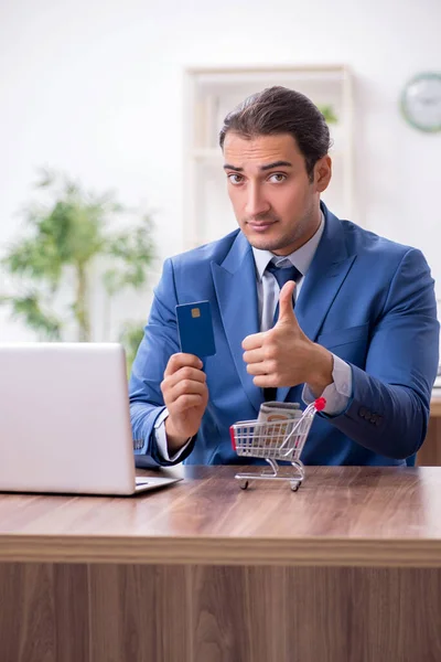 Ung manlig affärsman inom e-handel — Stockfoto