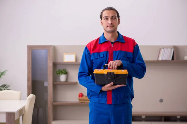 Młody mężczyzna wykonawca naprawy mebli w pomieszczeniach — Zdjęcie stockowe