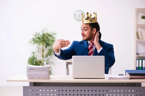 Young king businessman employee working in the office — Stock Photo, Image