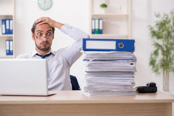 Młody biznesmen niezadowolony z nadmiernej pracy w biurze — Zdjęcie stockowe