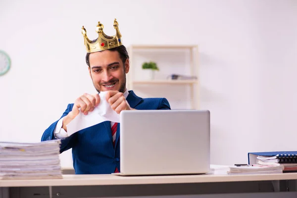 Ung kung affärsman anställd arbetar på kontoret — Stockfoto