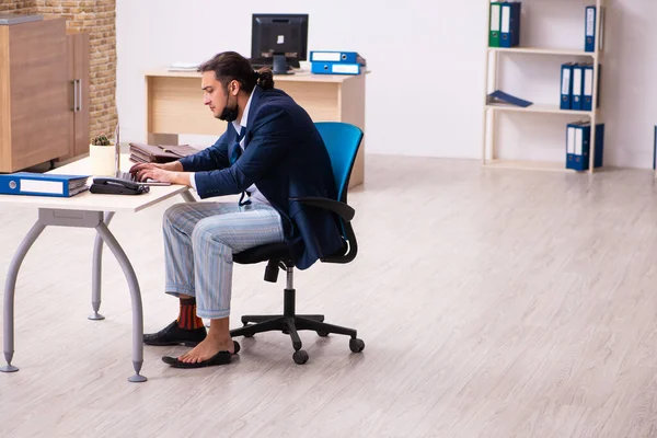 Jeune employé masculin pendant une pandémie sur le lieu de travail — Photo