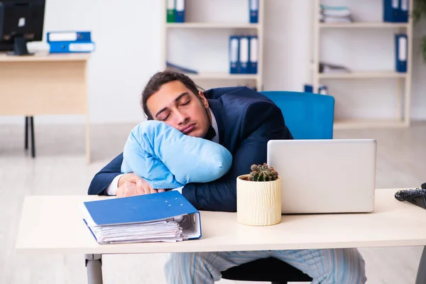 Jeune employé masculin pendant une pandémie sur le lieu de travail — Photo