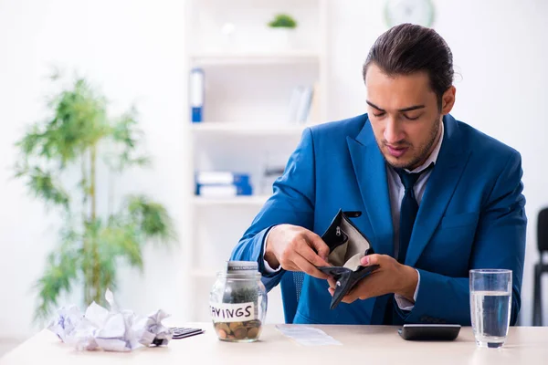 Joven contable masculino en concepto de planificación presupuestaria —  Fotos de Stock