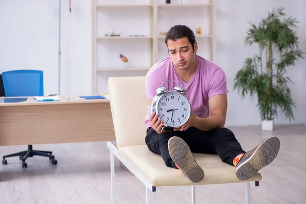 Fiatal férfi beteg várja az orvos az idő menedzsment koncepció — Stock Fotó